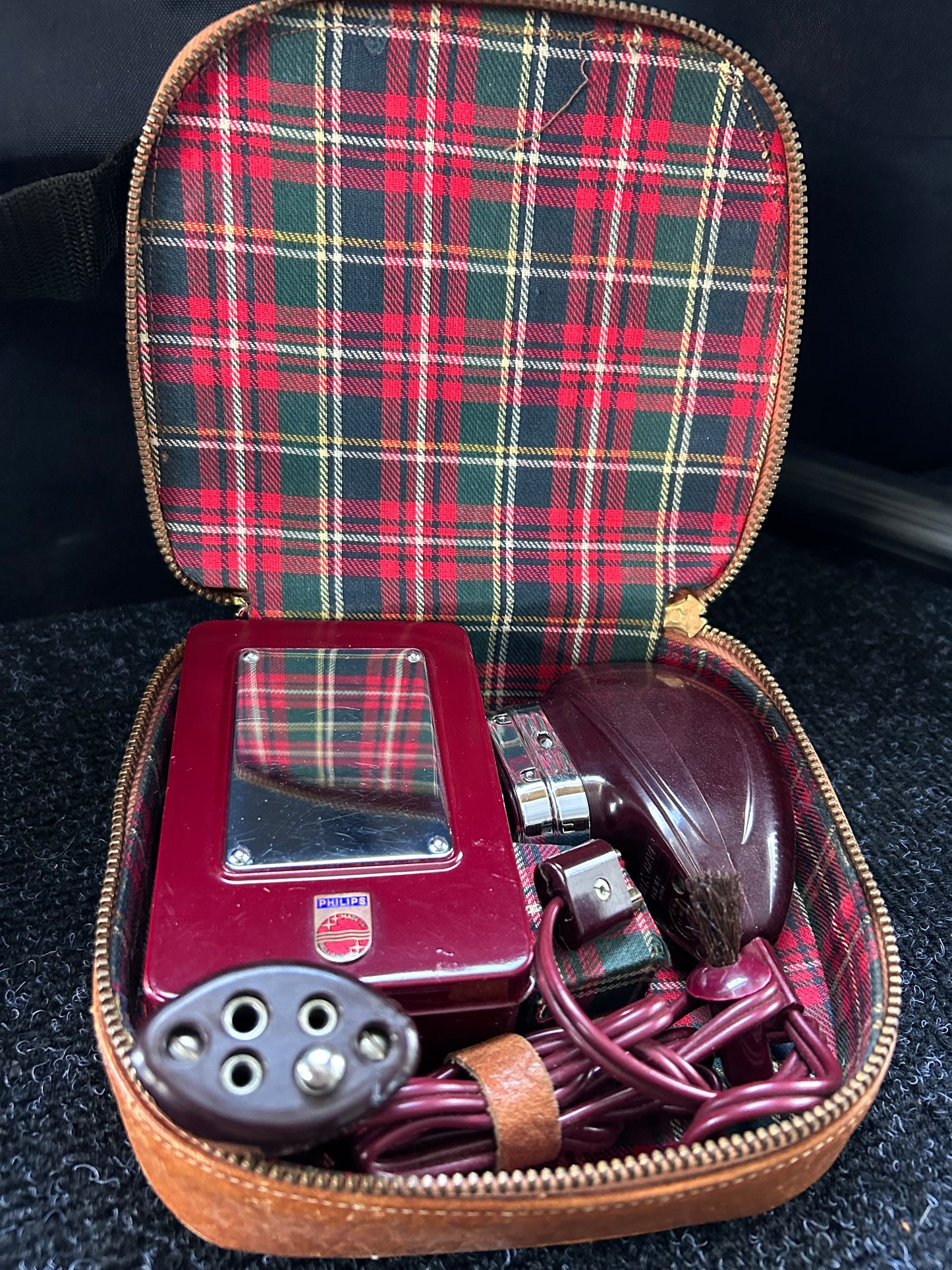 1950s Phillips Phillishave battery operated shaver. 